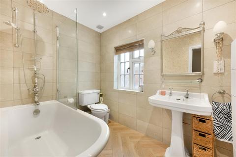 4 Course Road, Ascot, SL5 7HL