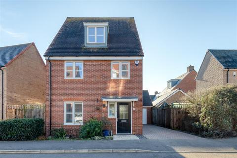 4 bedroom detached house for sale, Hawthorn Croft, Stotfold, SG5 4RT