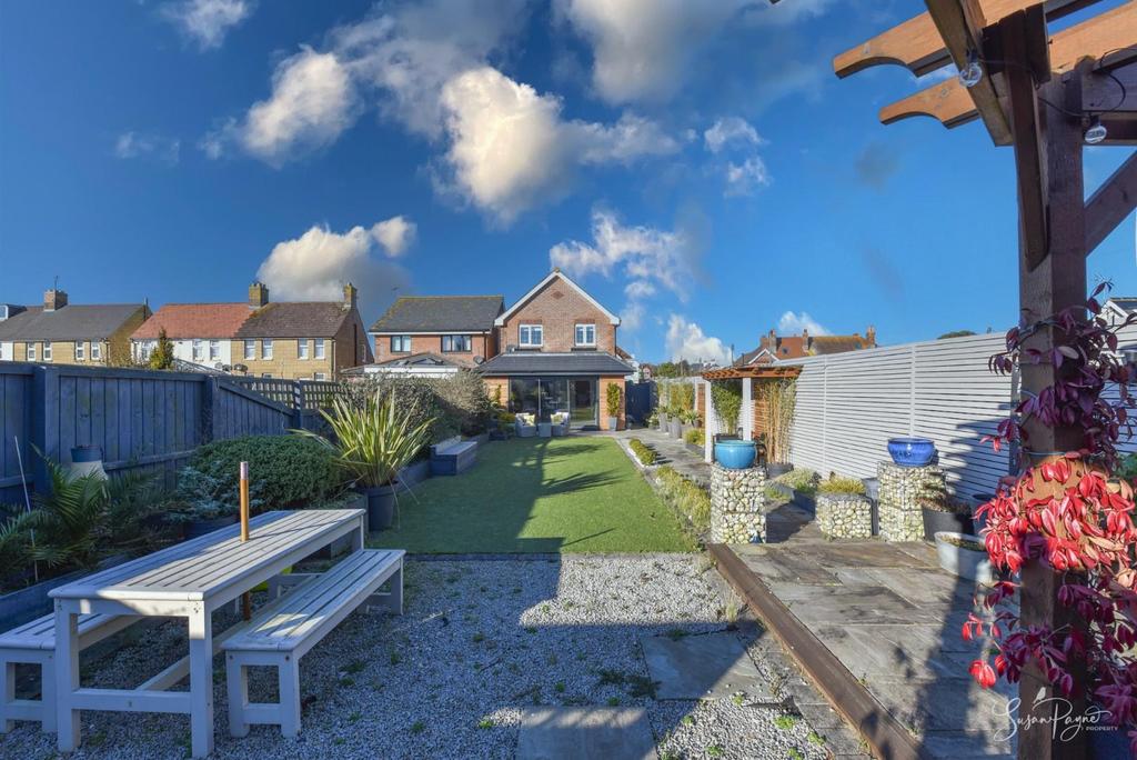 Steyne Road, Bembridge 4 bed detached house for sale £650,000