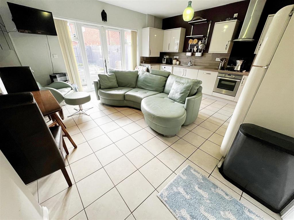 Kitchen/dining/living area