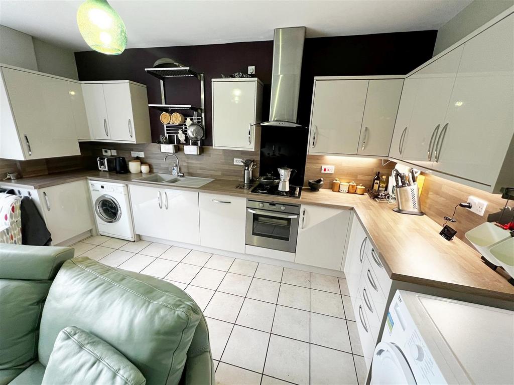 Kitchen/dining/living area