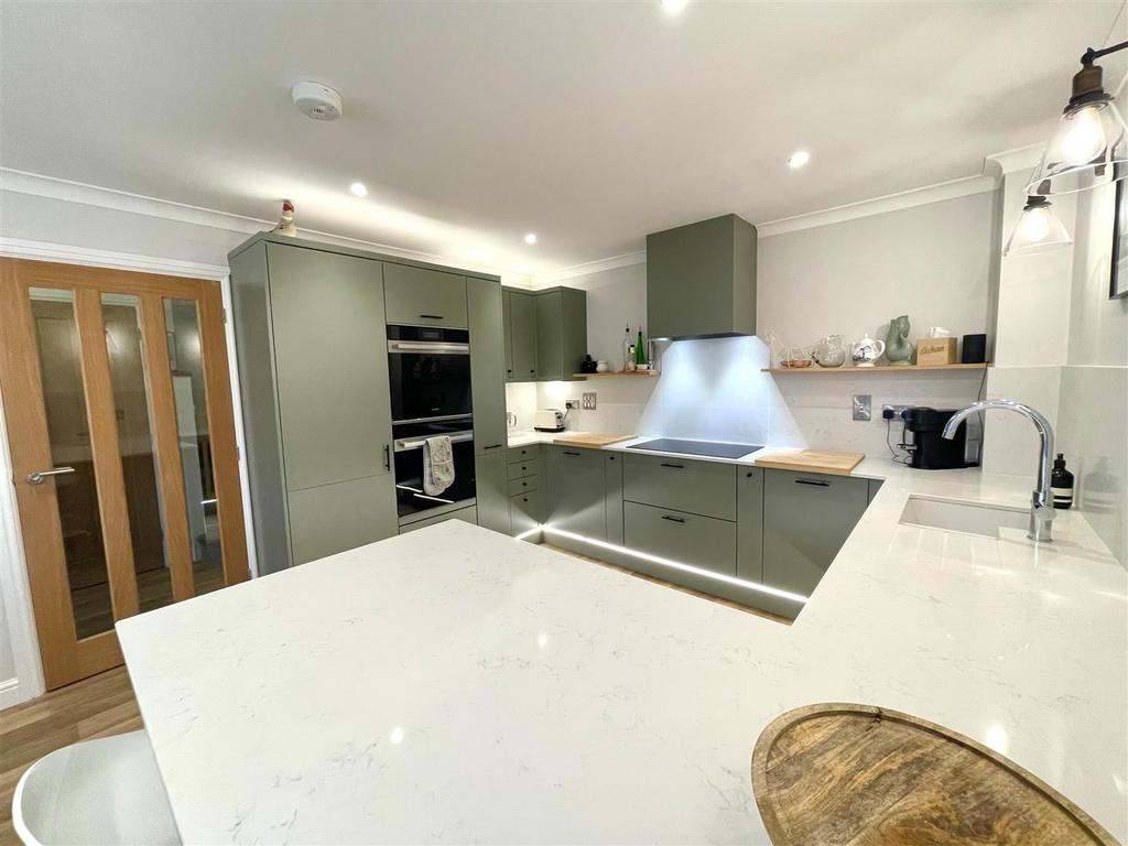 KITCHEN 2.jpg