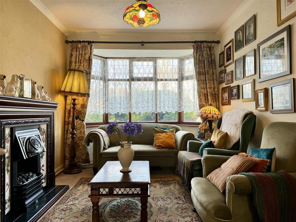 Long Road, Lowestoft 3 bed semidetached house for sale £190,000