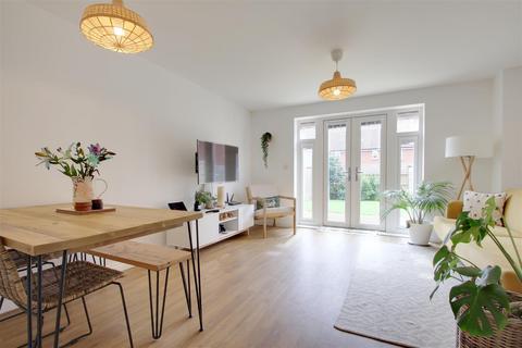 2 Iris Close, Worthing, BN13 3WU