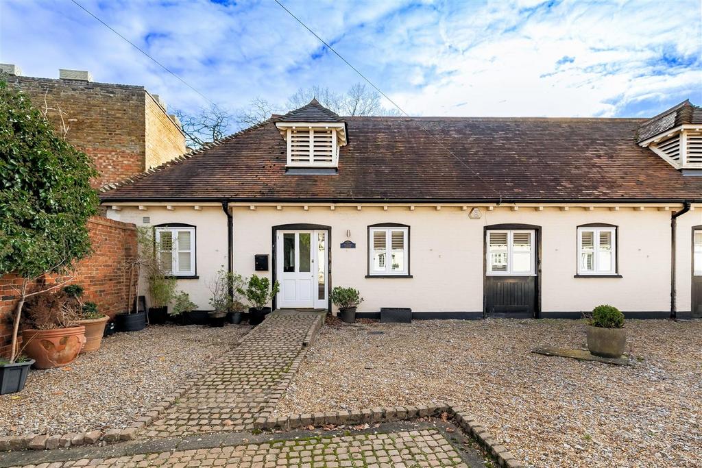 Theydon Hall Farm, Abridge Road, Theydon Bois 2 bed barn conversion for