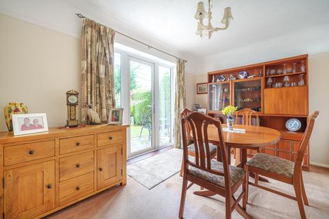 2 bedroom bungalow for sale - Maybury Close, Frimley, Camberley, Surrey, GU16
