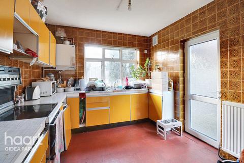 3 bedroom detached house for sale, Manor Crescent, Hornchurch, RM11