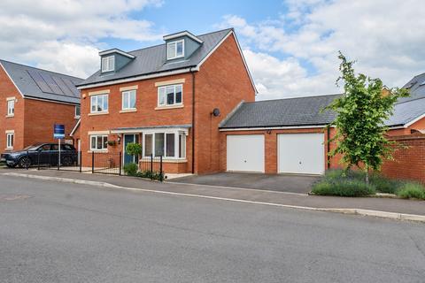 2 Barleyfields Avenue, Bishops Cleeve, Cheltenham, GL52 8FL