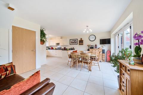 2 Barleyfields Avenue, Bishops Cleeve, Cheltenham, GL52 8FL
