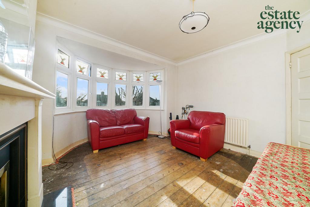 Endlebury Road, Chingford, E4 3 bed apartment for sale £350,000