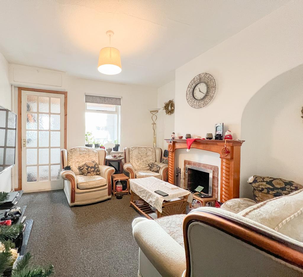 11 St James Terrace - living room (2)