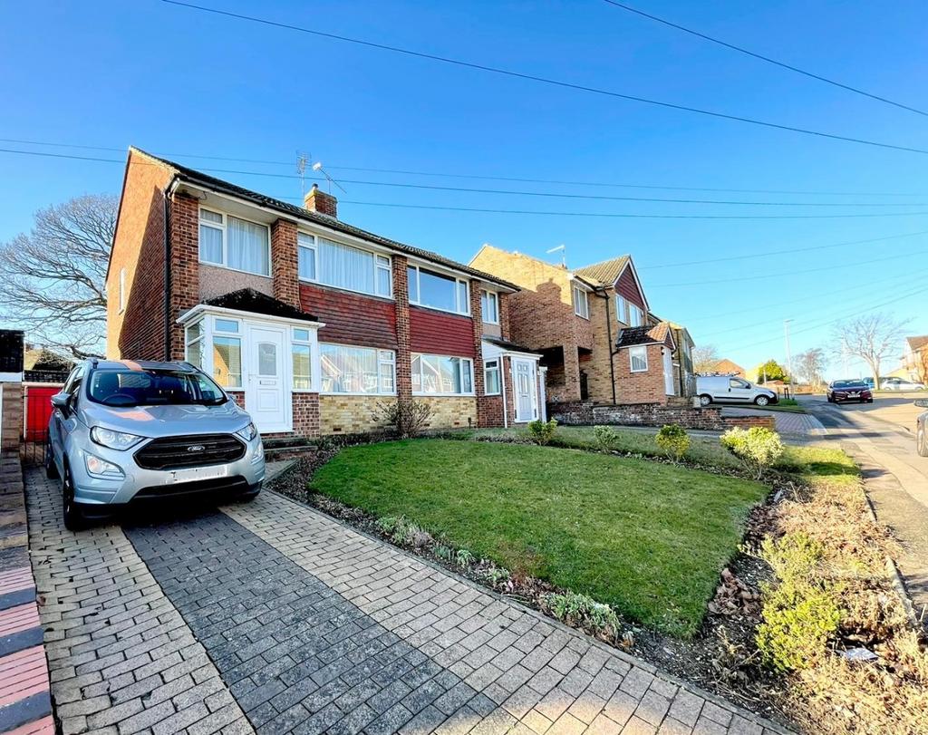 Kenilworth Drive, Rainham, 3 bed semidetached house for sale £350,000