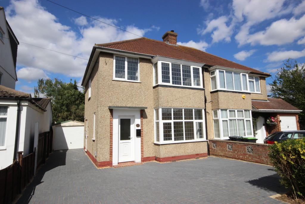 Wendover Drive, Bedford MK41 3 bed semidetached house to rent £1,400