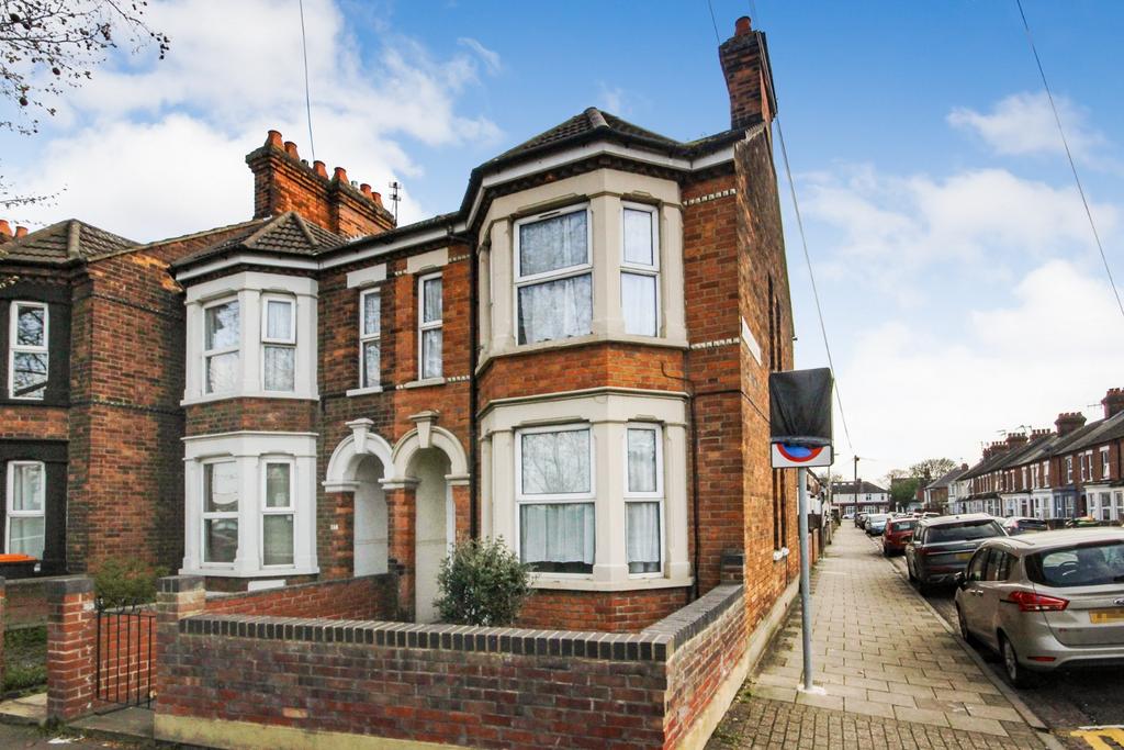 Ampthill Road, Bedford MK42 3 bed semidetached house £270,000