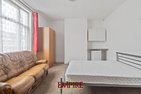 1 bedroom in a house share to rent, South Road, Erdington, Birmingham B23 6EJ