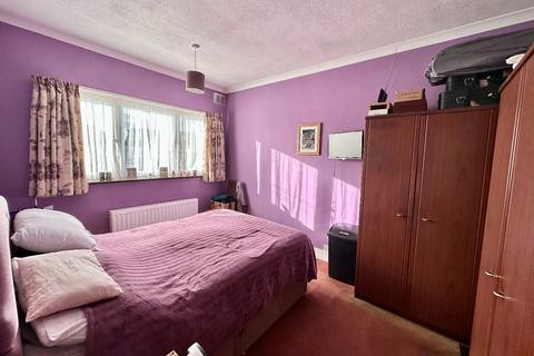 16 Michael Gardens, Hornchurch, RM11 2LJ