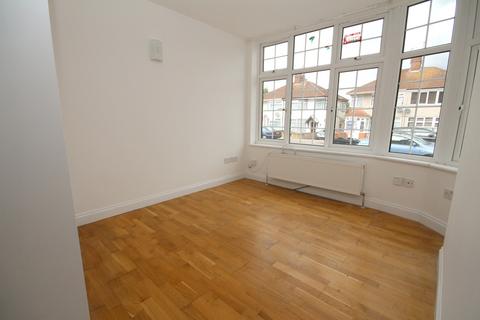 2 bedroom flat to rent, Arundel Drive, Harrow HA2