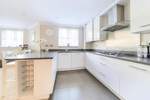 2 bedroom flat for sale, Windlesham,  Surrey,  GU20