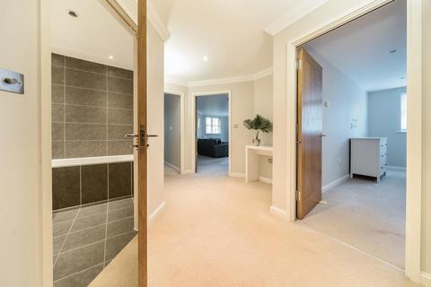 2 bedroom flat for sale, Windlesham,  Surrey,  GU20