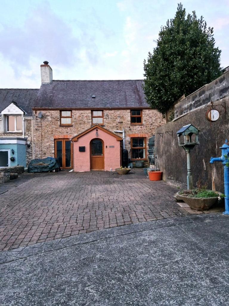 Cosheston, Pembroke Dock, Pembrokeshire, SA72 3 bed terraced house for