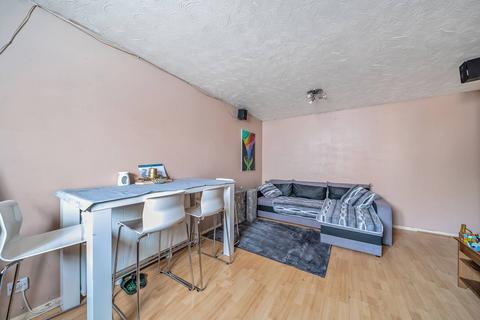 2 bedroom flat for sale, Greenslade Road, Barking, IG11
