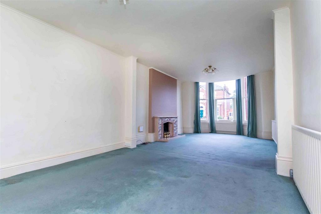 Crosby Road, Southport PR8 3 bed detached house £400,000