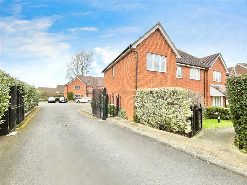 Roebuck Estate, Binfield, Bracknell 2 bed apartment for sale £250,000
