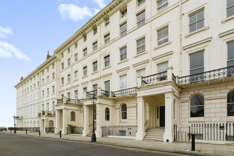 2 bedroom flat for sale, Adelaide Crescent, Hove, BN3 2JH