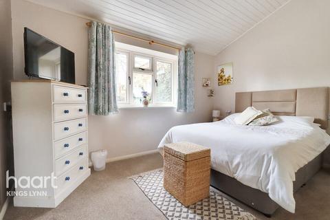 4 bedroom detached bungalow for sale, New Road, North Runcton