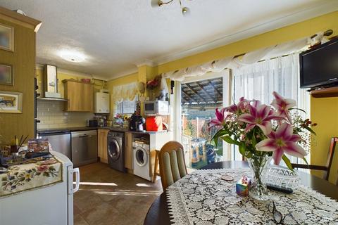 3 bedroom end of terrace house for sale, Larkfield Close, Lancing
