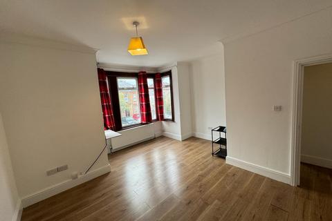 3 bedroom flat to rent, Aldborough Road South,  Ilford, IG3