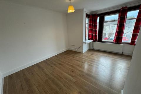 3 bedroom flat to rent, Aldborough Road South,  Ilford, IG3