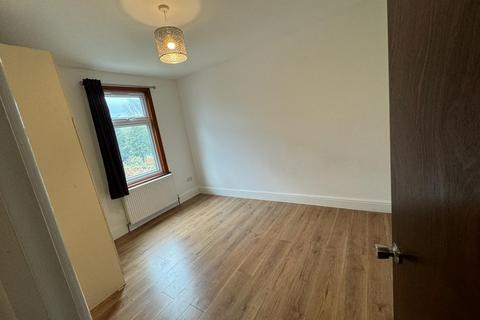 3 bedroom flat to rent, Aldborough Road South,  Ilford, IG3