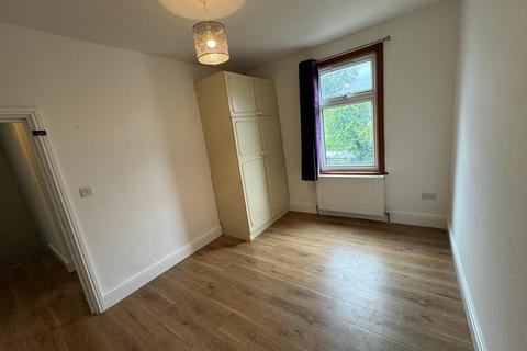 3 bedroom flat to rent, Aldborough Road South,  Ilford, IG3