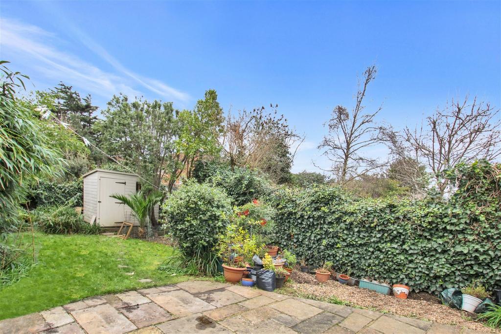 Winchester Road, Worthing BN11 4DH 2 bed flat for sale £350,000