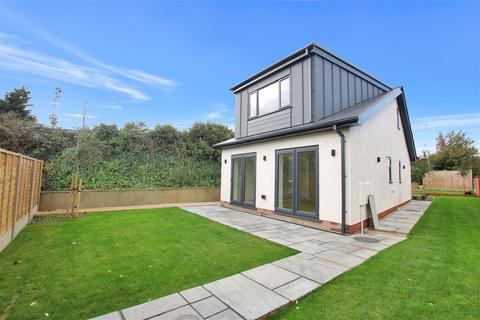 2 bedroom detached house for sale, Ham Close, Worthing BN11 2QE