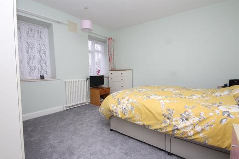 2 bedroom ground floor flat for sale, Hastings Court, Winchelsea Gardens, Worthing BN11 5DD