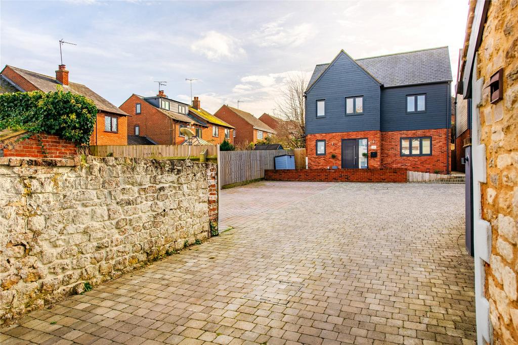 Main Street, Tingewick, Buckingham, Buckinghamshire, MK18 5 bed