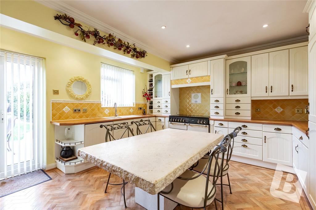 Keswick Avenue, Hornchurch, RM11 4 bed semidetached house for sale £