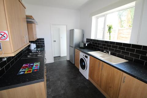 4 bedroom terraced house to rent, Wyndcliffe Road, Southsea PO4