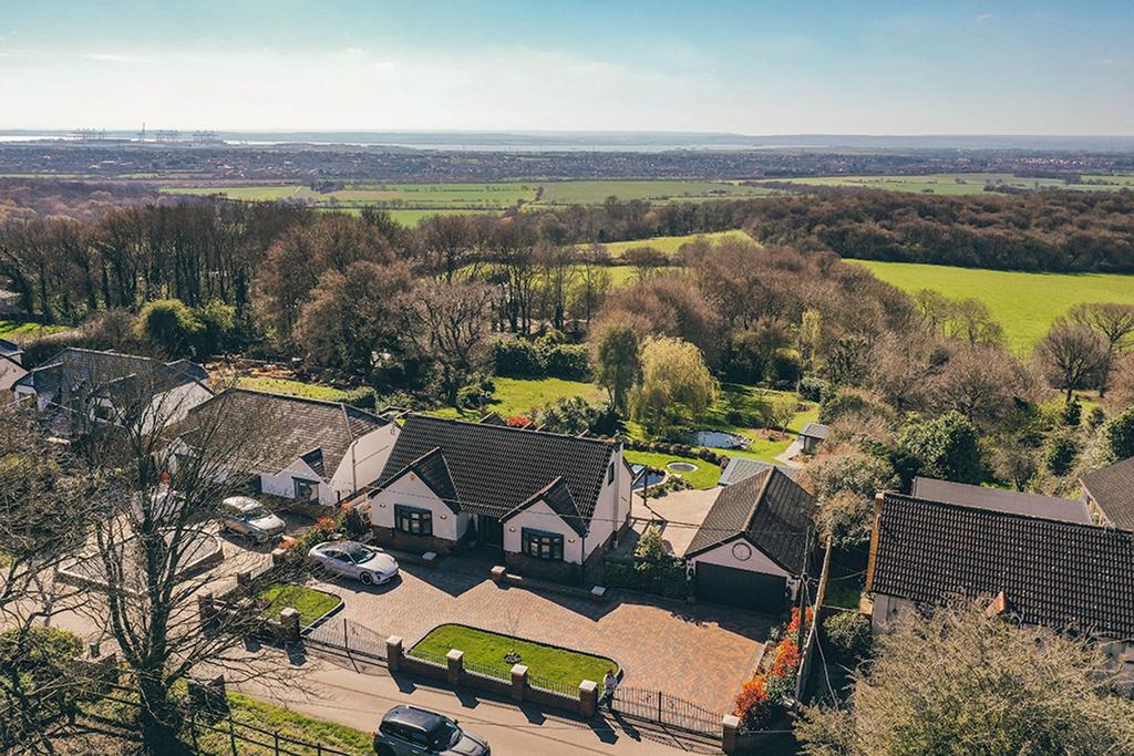 Langdon Hills, Basildon SS16 4 bed chalet for sale £1,000,000