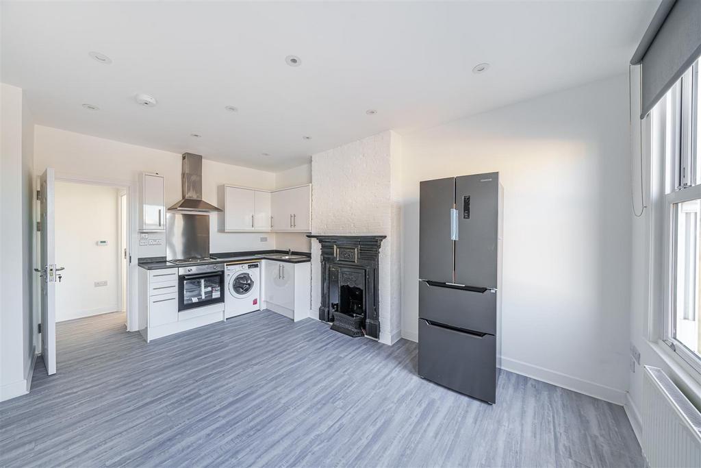 Gibbon Road, Kingston Upon Thames KT2 2 bed flat to rent £1,900 pcm