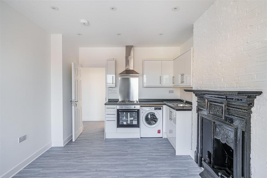 Gibbon Road, Kingston Upon Thames KT2 2 bed flat to rent £1,900 pcm