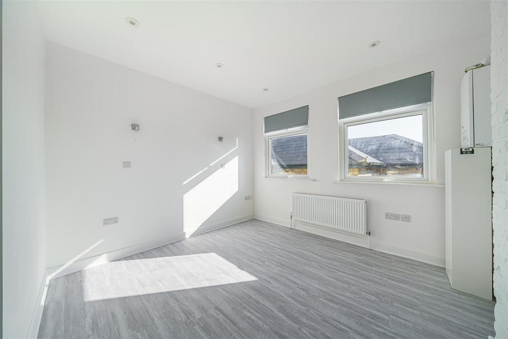 Gibbon Road, Kingston Upon Thames KT2 2 bed flat to rent £1,900 pcm