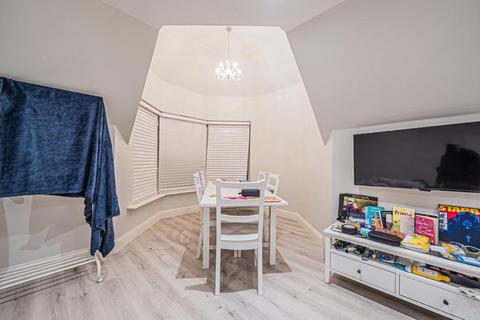 2 bedroom flat to rent, Egham Hill, Egham TW20