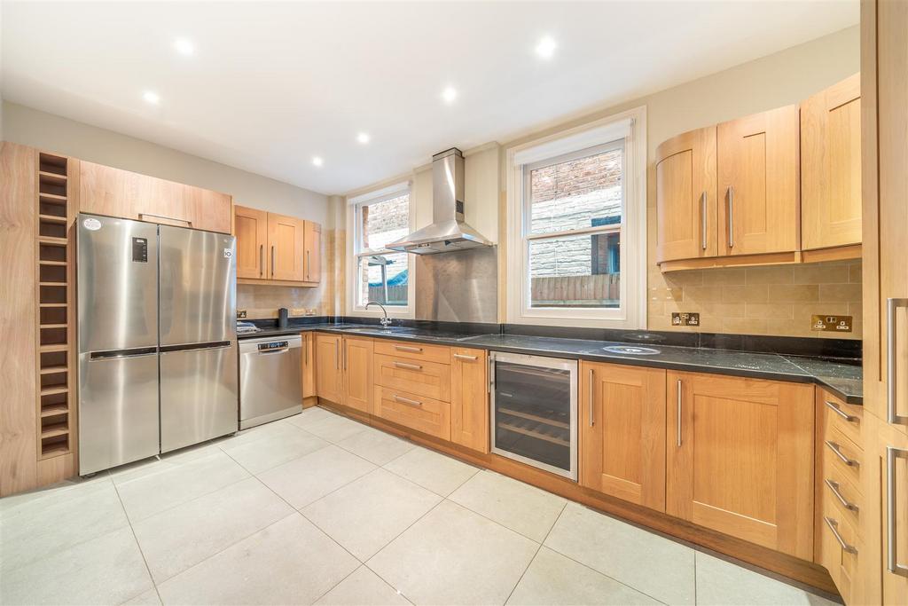 Durlston Road, Kingston Upon Thames KT2 4 bed detached house £3,800 pcm (£877 pw)