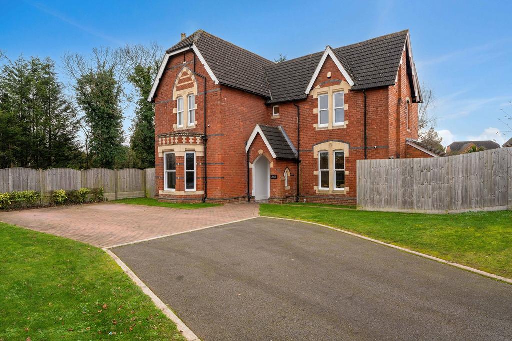 London Road Worcester, Worcestershire, WR5 2JJ 5 bed detached house for
