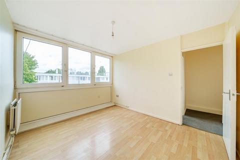 4 bedroom flat to rent, Bordon Walk, Roehampton SW15
