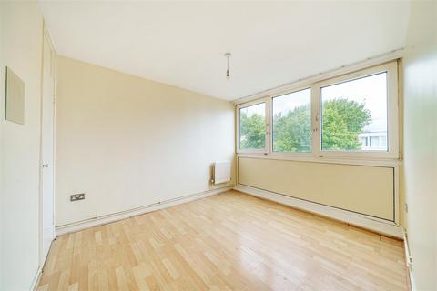 4 bedroom flat to rent, Bordon Walk, Roehampton SW15
