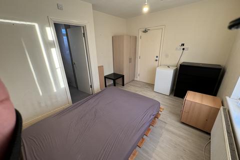 House share to rent, Wellington Road South, HOUNSLOW, Greater London, TW4